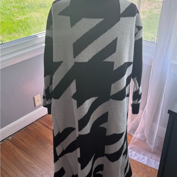 Stylish Black and White Women's Long Cardigan Sweater - Picture 4 of 6